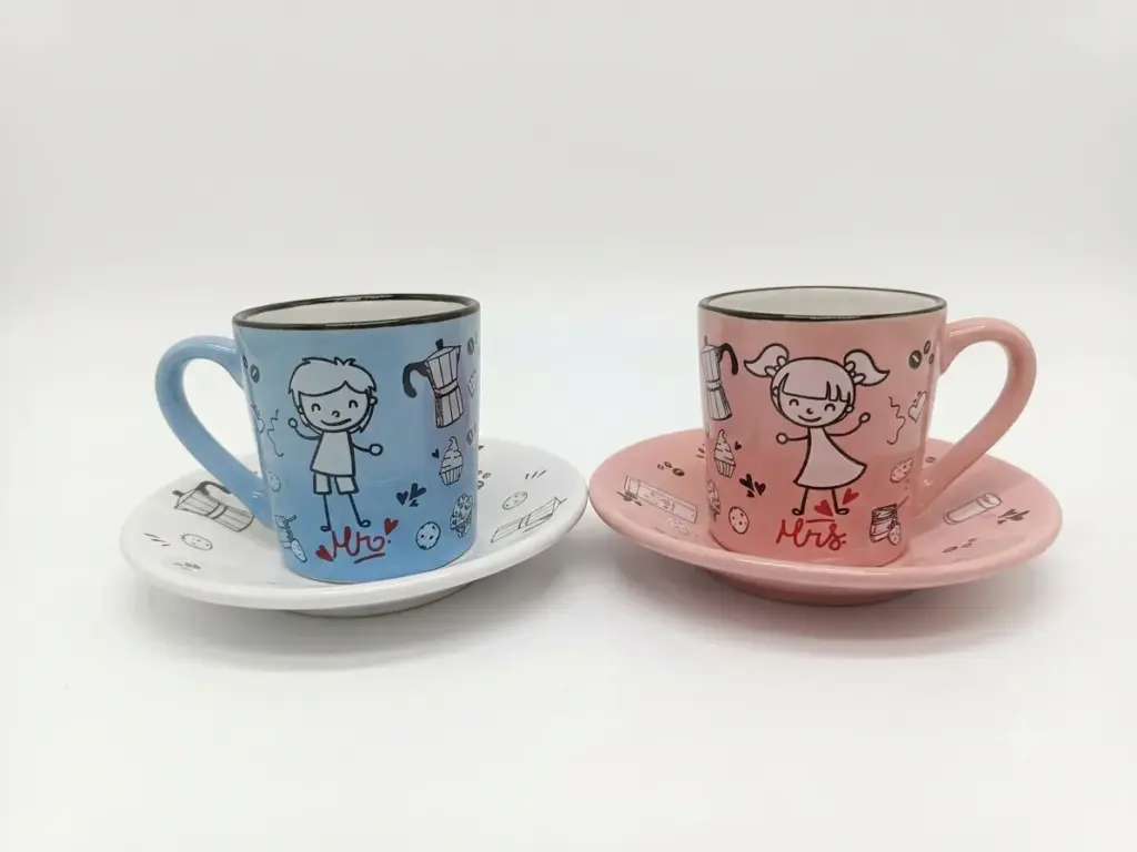 Coppia tazzine caffè ceramica Mr azzurra e Mrs rosa con piattino, figure cartoon stilizzate e scritte Mr Mrs in rosso