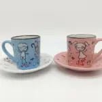 Coppia tazzine caffè ceramica Mr azzurra e Mrs rosa con piattino, figure cartoon stilizzate e scritte Mr Mrs in rosso