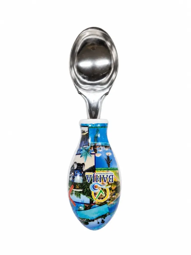 Cucchiaio gelato, testa acciaio, manico con collage Villaggio Bahja, scritta BAHJA su sfondo blu e verde