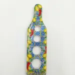 Dosatore spaghetti ceramica a forma di bottiglia, decorato con piastrelle blu e bianche, limoni gialli, peperoncini rossi e scritta Calabria in bianco