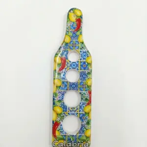 Dosatore spaghetti ceramica a forma di bottiglia, decorato con piastrelle blu e bianche, limoni gialli, peperoncini rossi e scritta Calabria in bianco