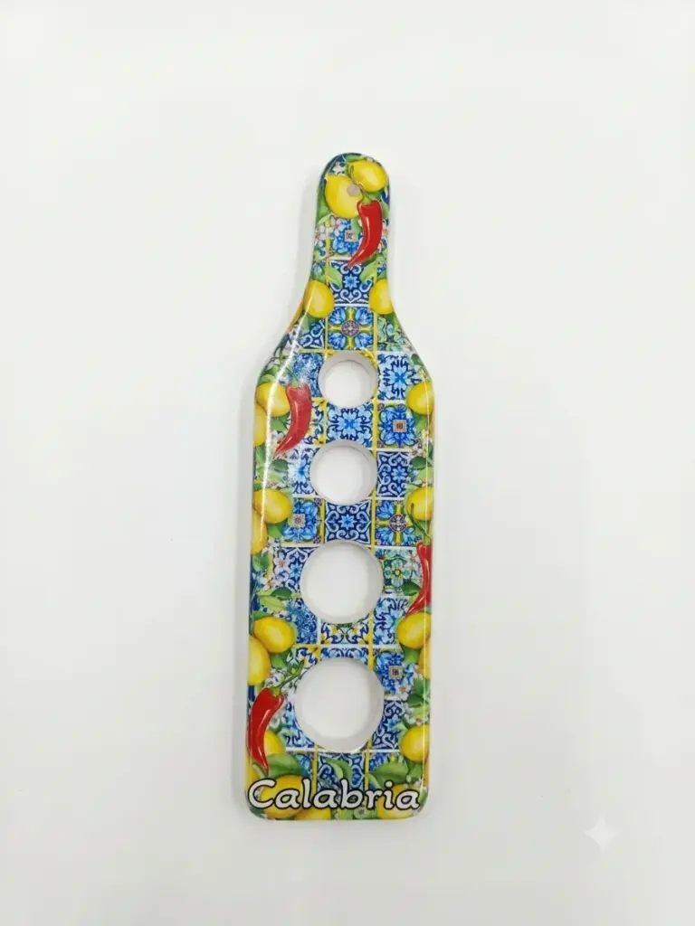 Dosatore spaghetti ceramica a forma di bottiglia, decorato con piastrelle blu e bianche, limoni gialli, peperoncini rossi e scritta Calabria in bianco
