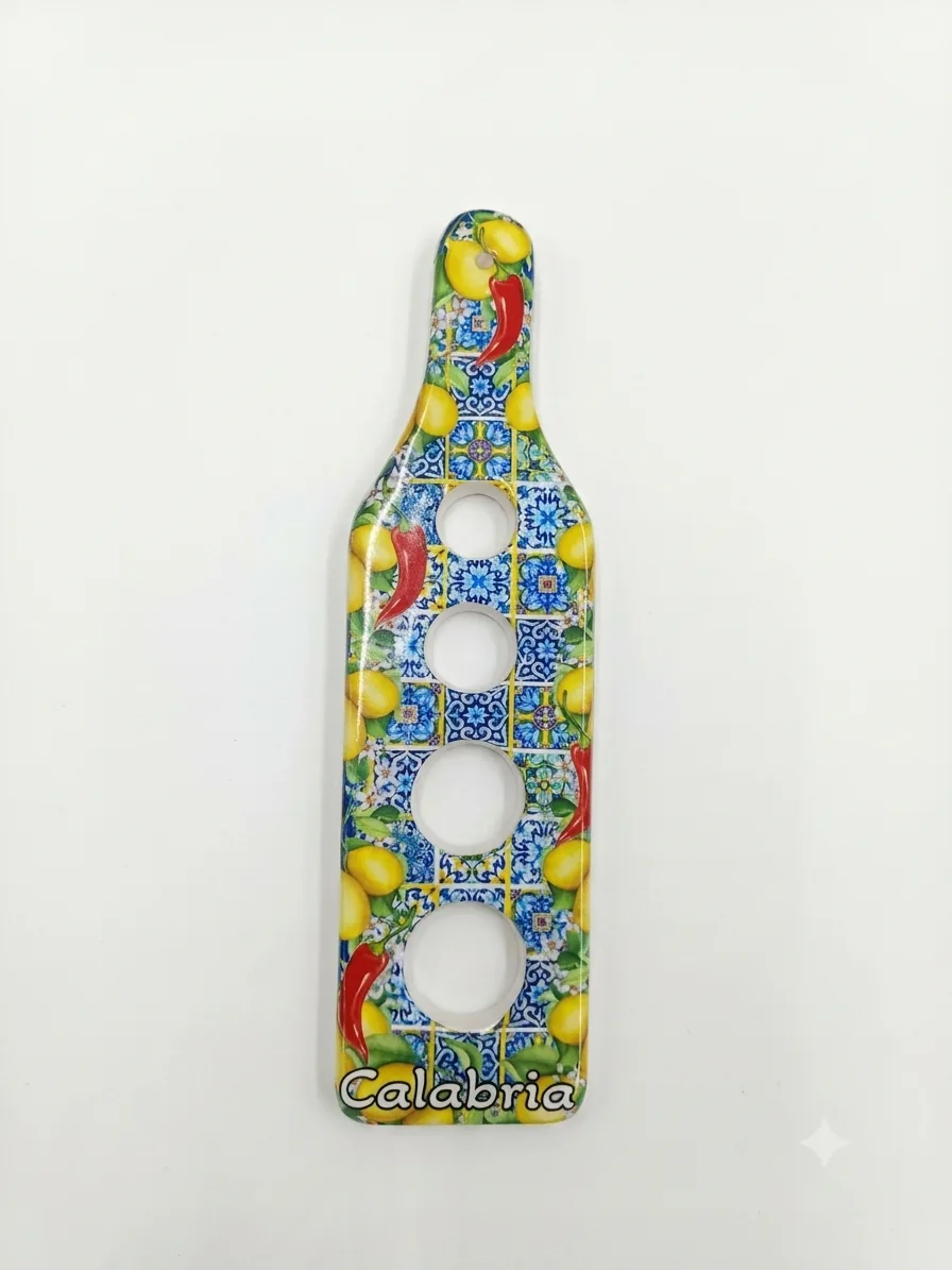 Dosatore spaghetti ceramica a forma di bottiglia, decorato con piastrelle blu e bianche, limoni gialli, peperoncini rossi e scritta Calabria in bianco
