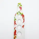 Dosa spaghetti ceramica bianca a forma di bottiglia con peperoncini rossi, foglie verdi e scritta Calabria in rosso corsivo, quattro fori porzione