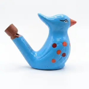 Fischietto ad acqua in ceramica a forma di uccellino azzurro con becco arancione, puntini rossi sul dorso e tappo in terracotta sulla coda