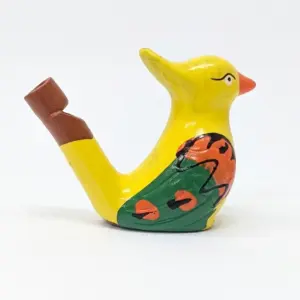 Fischietto ad acqua in ceramica a forma di uccellino con corpo giallo, ala verde e motivi arancioni, becco arancione