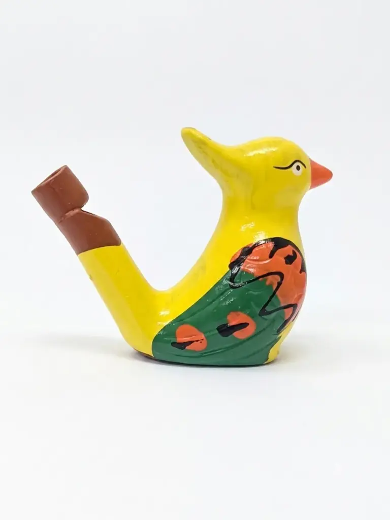 Fischietto ad acqua in ceramica a forma di uccellino con corpo giallo, ala verde e motivi arancioni, becco arancione