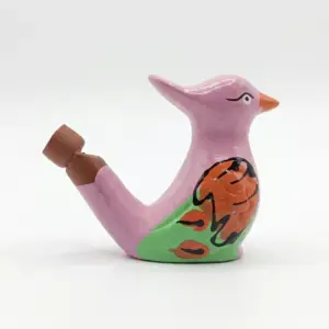 Fischietto ad acqua in ceramica a forma di uccellino rosa con becco arancione, decorazione floreale arancione e verde sul corpo e tappo sul dorso