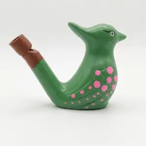 Fischietto ad acqua in ceramica verde brillante a forma di uccellino con pois rosa; imboccatura cilindrica in terracotta naturale sul retro