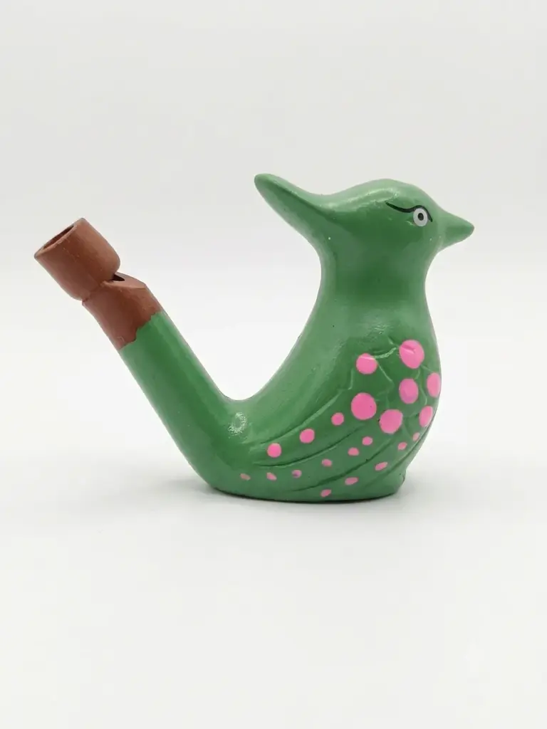 Fischietto ad acqua in ceramica verde brillante a forma di uccellino con pois rosa; imboccatura cilindrica in terracotta naturale sul retro