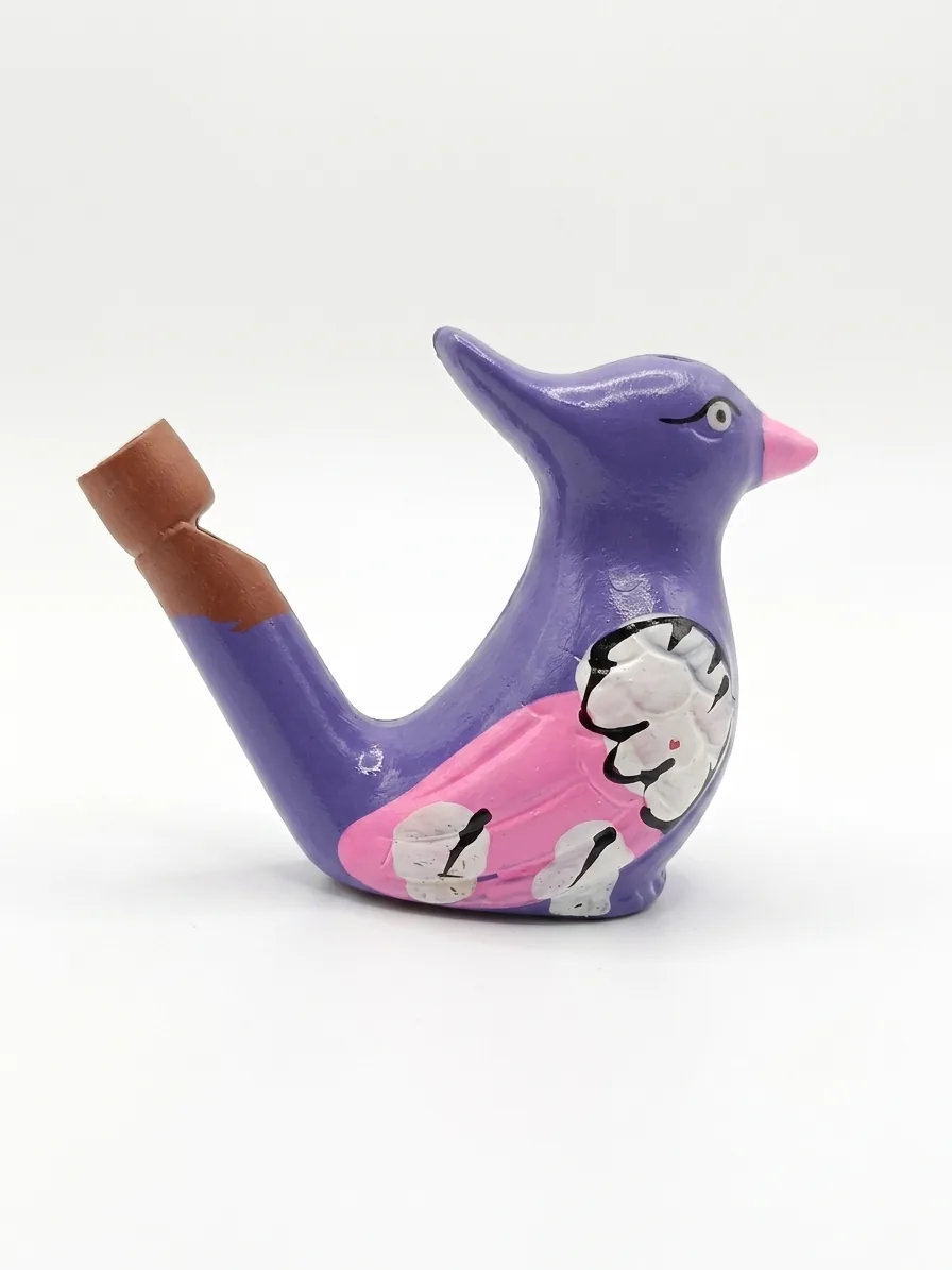 Fischietto ad acqua in ceramica smaltata a forma di uccellino, corpo viola, petto rosa con decorazioni bianche e nere, bocchino terracotta