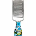 Grattugia da cucina in acciaio inox con manico ovale decorato con immagini paesaggistiche e scritta Bahja su sfondo azzurro.