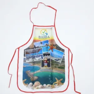 Grembiule da cucina bianco con lacci rossi e stampa fotografica collage Bahja Villaggio Residence: baia, piscina, mascotte, stelle marine