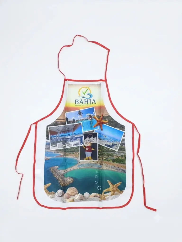 Grembiule da cucina bianco con lacci rossi e stampa fotografica collage Bahja Villaggio Residence: baia, piscina, mascotte, stelle marine