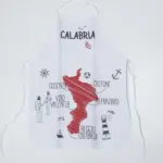 Grembiule bianco con scritta CALABRIA, mappa rossa della regione, città principali e simboli: ancora, faro, peperoncino rosso, barca a vela
