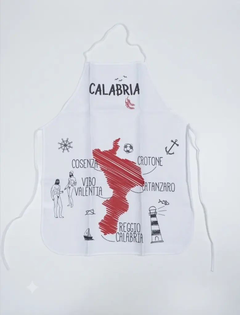 Grembiule bianco con scritta CALABRIA, mappa rossa della regione, città principali e simboli: ancora, faro, peperoncino rosso, barca a vela