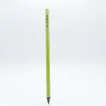 Matita con fusto verde lime e stampa I love Bahja con cuore rosso e bandiera italiana, punta in grafite nera, su sfondo bianco