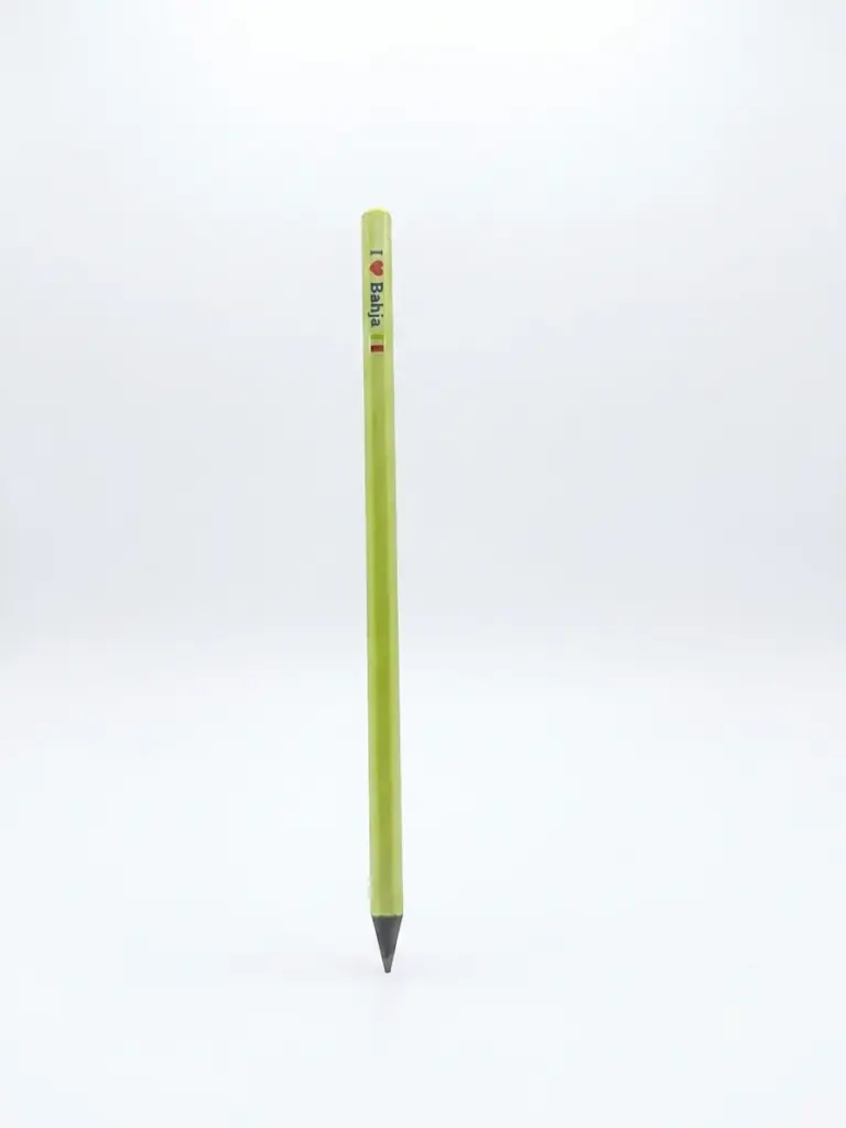 Matita con fusto verde lime e stampa I love Bahja con cuore rosso e bandiera italiana, punta in grafite nera, su sfondo bianco