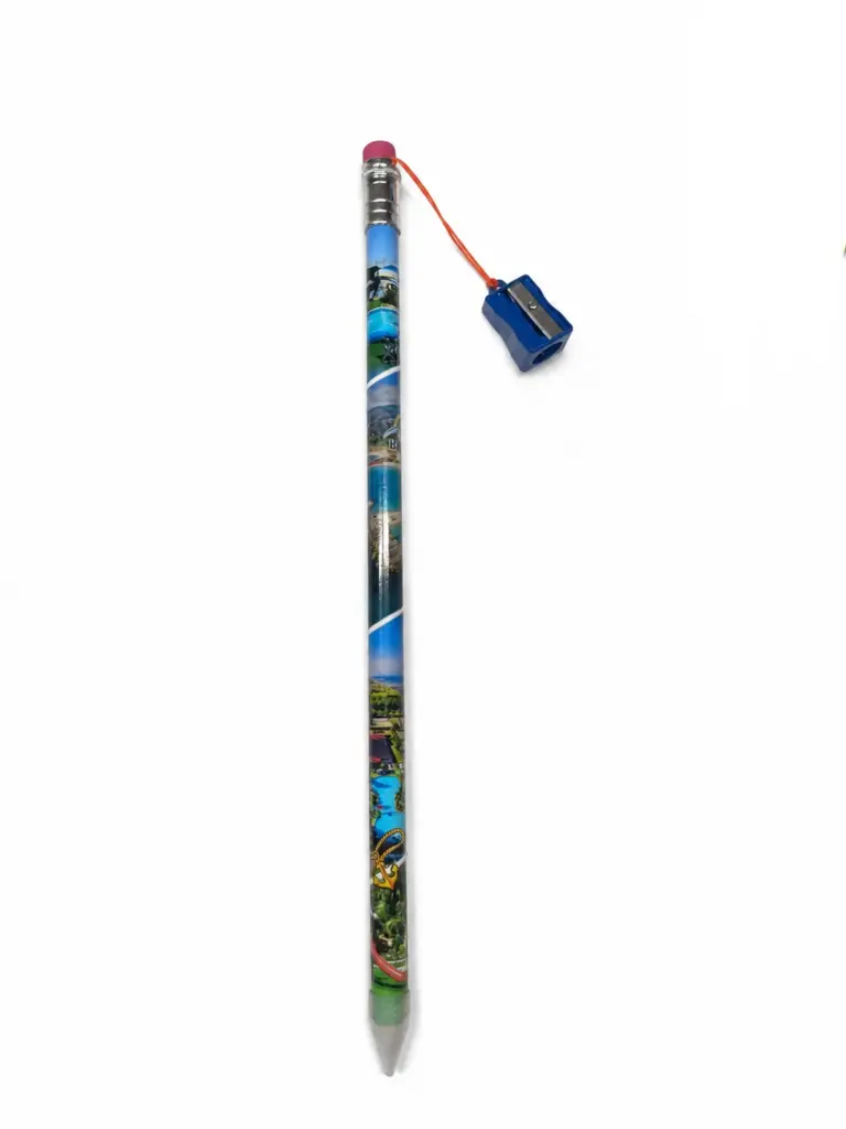 Matita gigante in legno con collage fotografico di paesaggi costieri, gomma rossa e temperino blu con cordino arancione