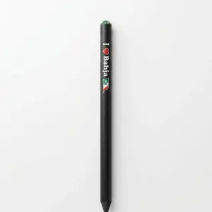 Matitone grande fusto nero opaco con scritta I Love Bahja in bianco, cuore rosso, bandiera tricolore e strass verde scuro in cima