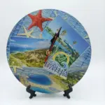 Orologio da tavolo circolare Bahja con collage fotografico di coste, stelle marine arancioni e beige, lancette nere e rosse