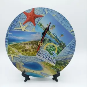 Orologio da tavolo circolare Bahja con collage fotografico di coste, stelle marine arancioni e beige, lancette nere e rosse
