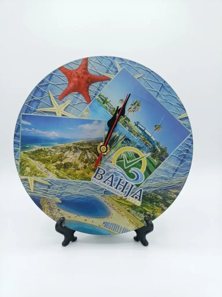 Orologio da tavolo circolare Bahja con collage fotografico di coste, stelle marine arancioni e beige, lancette nere e rosse
