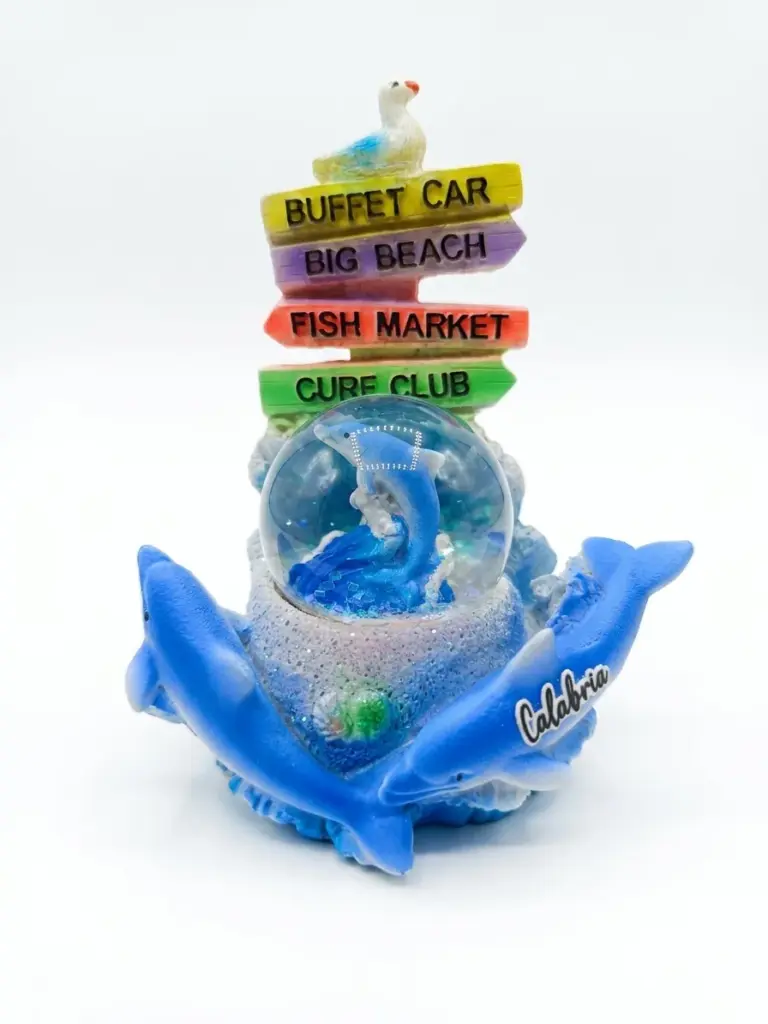 Palla di neve Calabria con delfini blu, sfera con delfino azzurro e glitter, cartelli colorati Buffet Car Big Beach Fish Market Cure Club e gabbiano