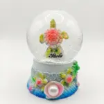 Bolla di neve con tartaruga marina rosa-corallo, base azzurra con fiori in rilievo e conchiglia con perla, scritta Paola