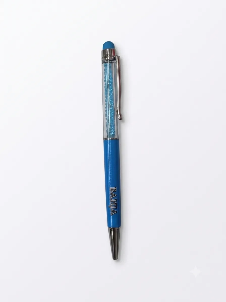 Penna a sfera con fusto trasparente riempito di cristalli azzurri, impugnatura blu con scritta Bahja incisa e puntale stilo azzurro in cima