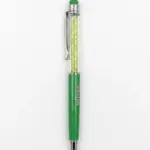 Penna a sfera Bahja con corpo verde metallizzato, sezione trasparente con cristalli verde chiaro, gommino stylus verde e clip cromata