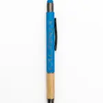 Penna a sfera azzurra con scritta CALABRIA in corsivo argentato, impugnatura in bambù naturale chiaro, gommino touchscreen azzurro e clip nera