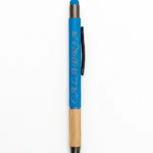 Penna a sfera azzurra con scritta CALABRIA in corsivo argentato, impugnatura in bambù naturale chiaro, gommino touchscreen azzurro e clip nera