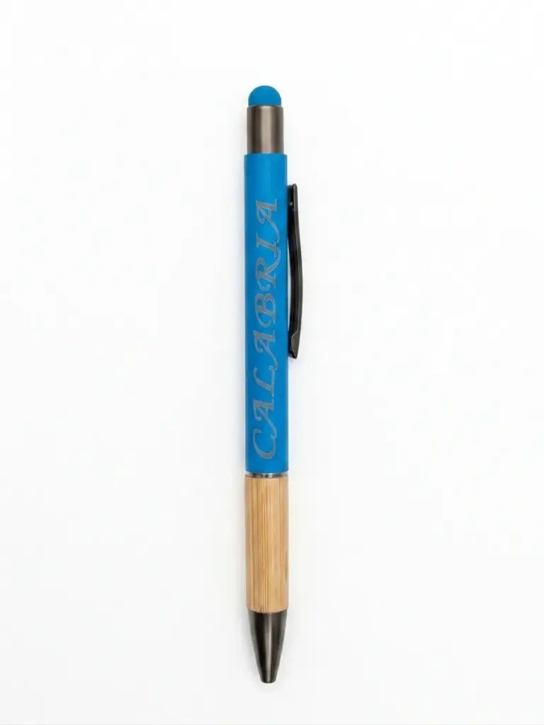 Penna a sfera azzurra con scritta CALABRIA in corsivo argentato, impugnatura in bambù naturale chiaro, gommino touchscreen azzurro e clip nera