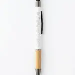 Penna a sfera bianca con scritta CALABRIA incisa, impugnatura in bambù naturale, clip nera e puntale stylus in metallo gunmetal