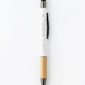 Penna a sfera bianca con scritta CALABRIA incisa, impugnatura in bambù naturale, clip nera e puntale stylus in metallo gunmetal
