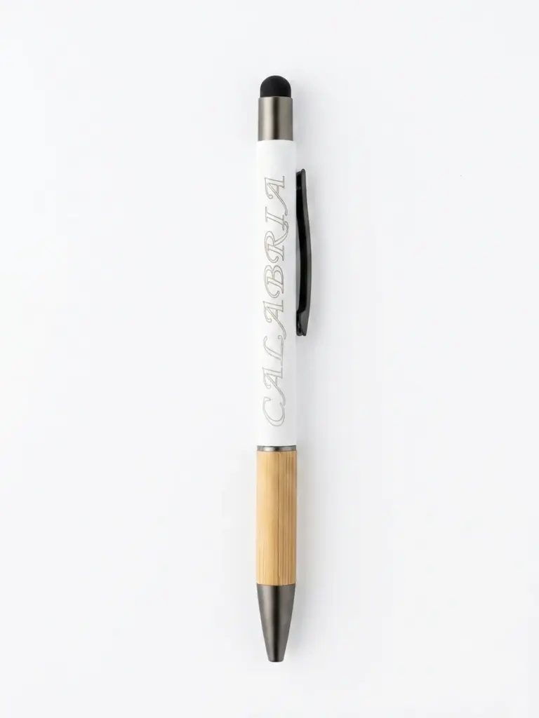 Penna a sfera bianca con scritta CALABRIA incisa, impugnatura in bambù naturale, clip nera e puntale stylus in metallo gunmetal