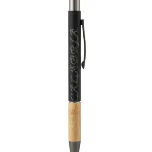 Penna a sfera fusto nero opaco con scritta CALABRIA incisa, inserto in bambù naturale e gommino touch nero per schermi