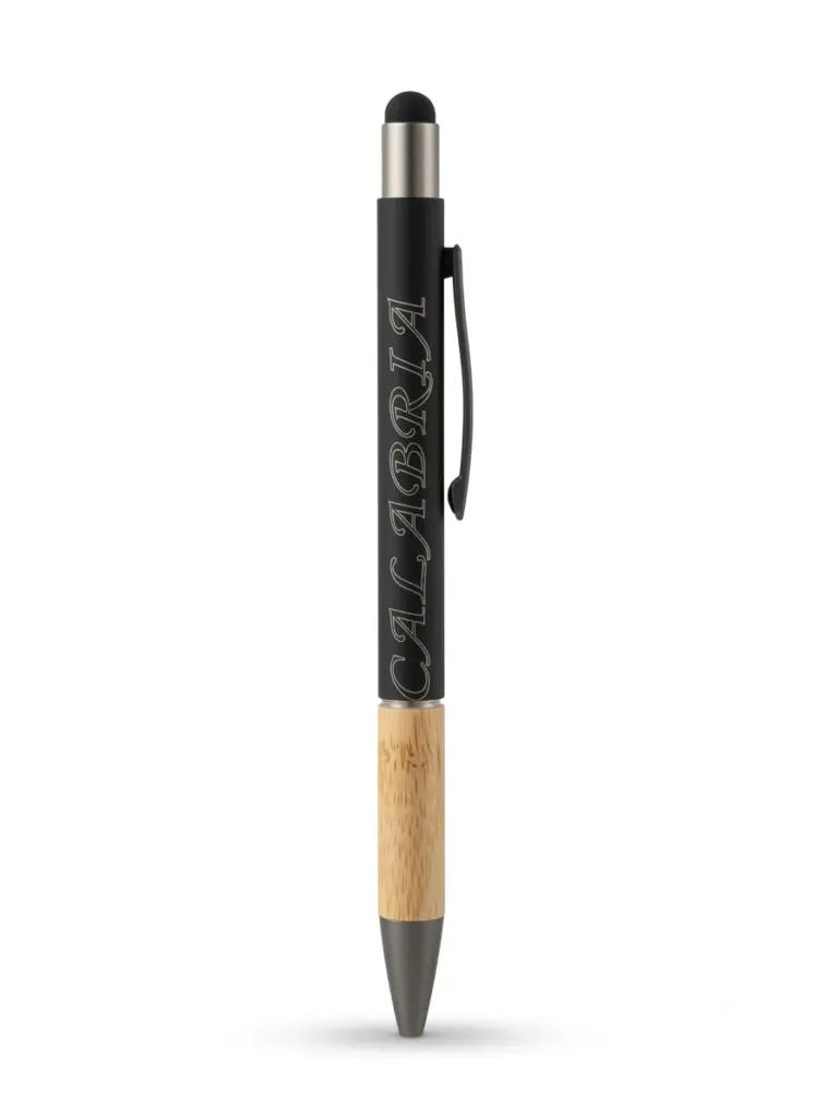 Penna a sfera fusto nero opaco con scritta CALABRIA incisa, inserto in bambù naturale e gommino touch nero per schermi