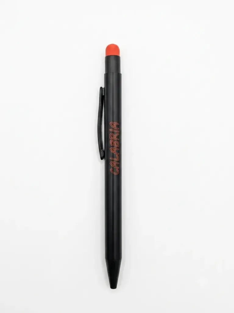 Penna a sfera nera con scritta CALABRIA in arancione a effetto neon sul fusto, gommino arancione in cima e clip laterale nera