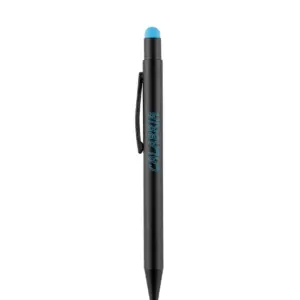 Penna a sfera nera opaca con gommino azzurro in cima e scritta CALABRIA verticale in caratteri corsivi azzurri, clip laterale nera