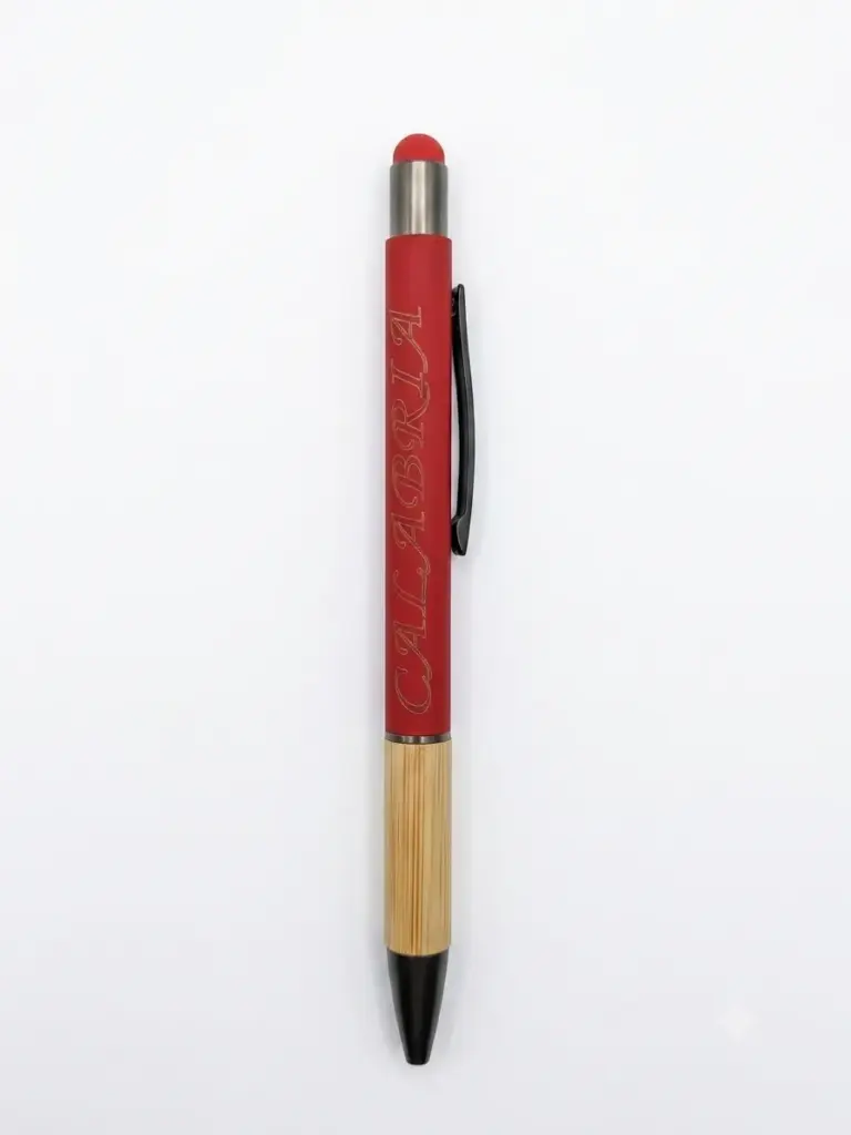 Penna a sfera fusto rosso opaco con scritta Calabria incisa in corsivo, base in bambù naturale, gommino rosso, clip nera e puntale nero