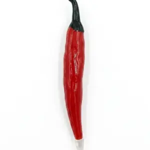 Penna a sfera rossa lucida modellata a forma di peperoncino allungato con picciolo nero ricurvo e punta bianca
