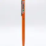 Penna a sfera arancione con scritta I Love Bahja, cuore rosso e bandiera tricolore sulla clip