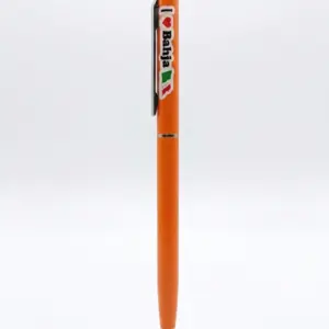 Penna a sfera arancione con scritta I Love Bahja, cuore rosso e bandiera tricolore sulla clip