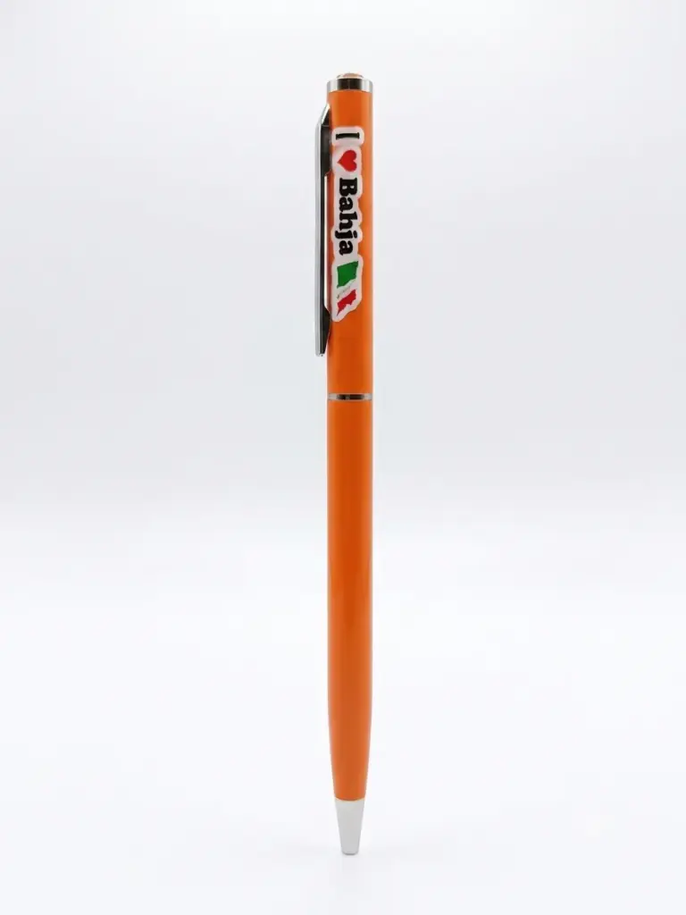 Penna a sfera arancione con scritta I Love Bahja, cuore rosso e bandiera tricolore sulla clip