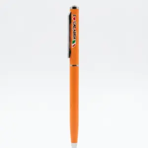 Penna a sfera arancione con clip nera scritta I Love Calabria cuore rosso e bandiera italiana dettagli cromati