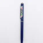 Penna a sfera blu navy con clip argentata recante scritta I Love Bahja, cuore rosso e bandiera italiana tricolore su sfondo bianco