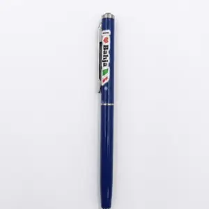 Penna a sfera blu navy con clip argentata recante scritta I Love Bahja, cuore rosso e bandiera italiana tricolore su sfondo bianco