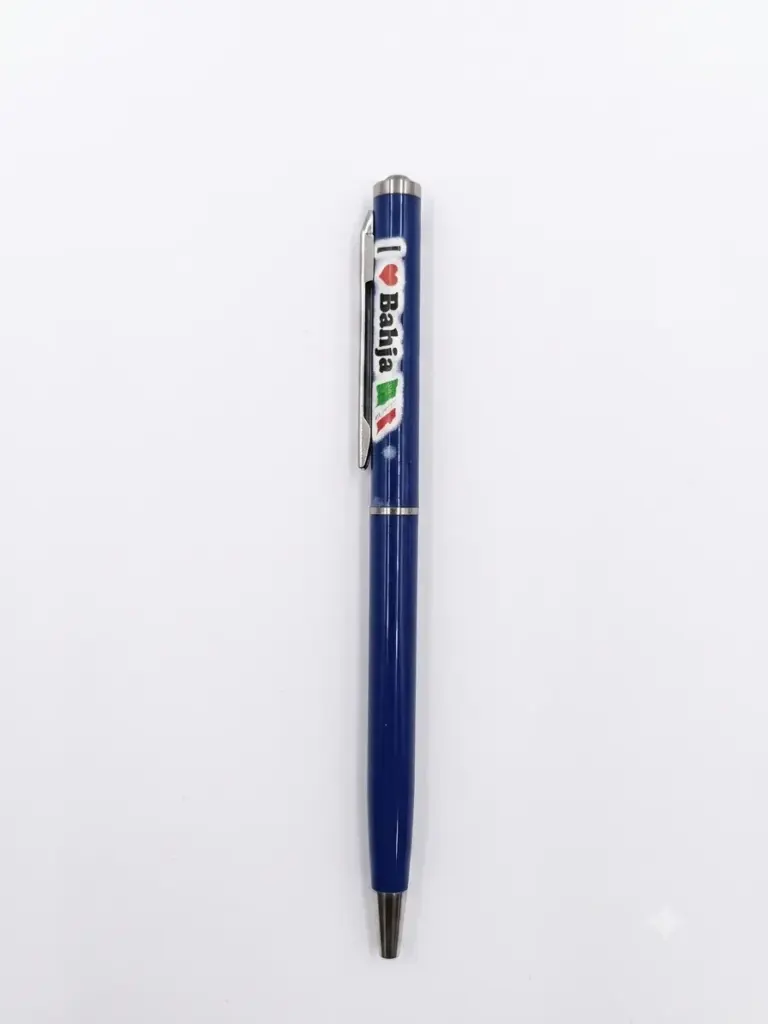 Penna a sfera blu navy con clip argentata recante scritta I Love Bahja, cuore rosso e bandiera italiana tricolore su sfondo bianco